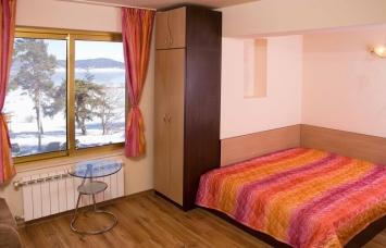 Спалня в двойна стая с вана на 3-ти етаж и гледка към язовира